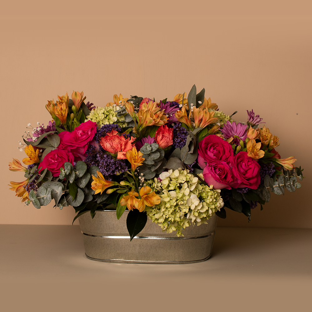 Tina ovalada de lámina galvanizada multifloral con 24 rosas. A domicilio en CDMX.