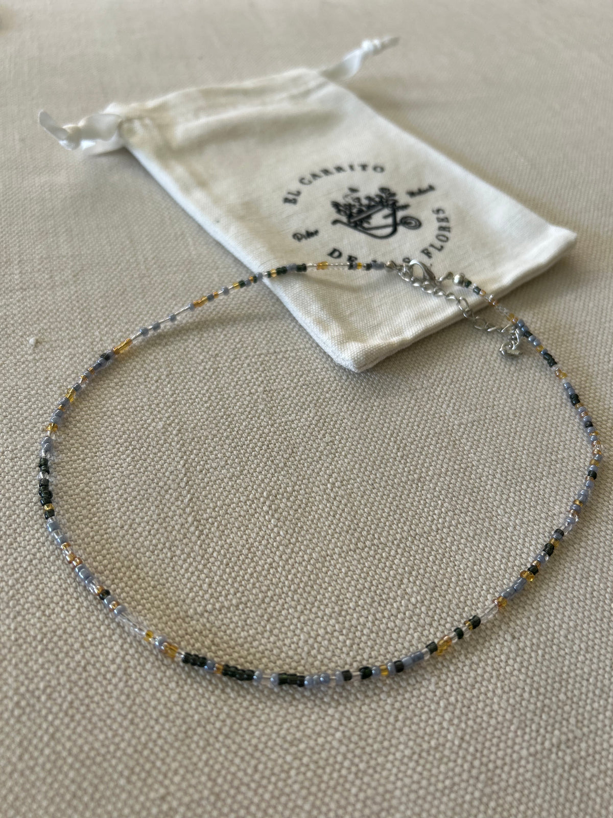 Collar gris, negro y ámbar