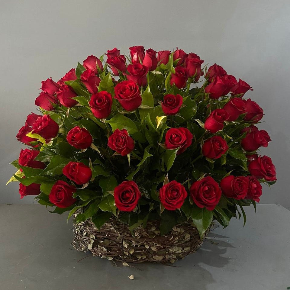 Canasta 150  rosas rojas  o rosa