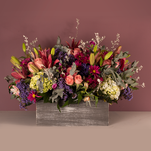 Caja rectangular de madera con 24 rosas de colores. A domicilio en CDMX 