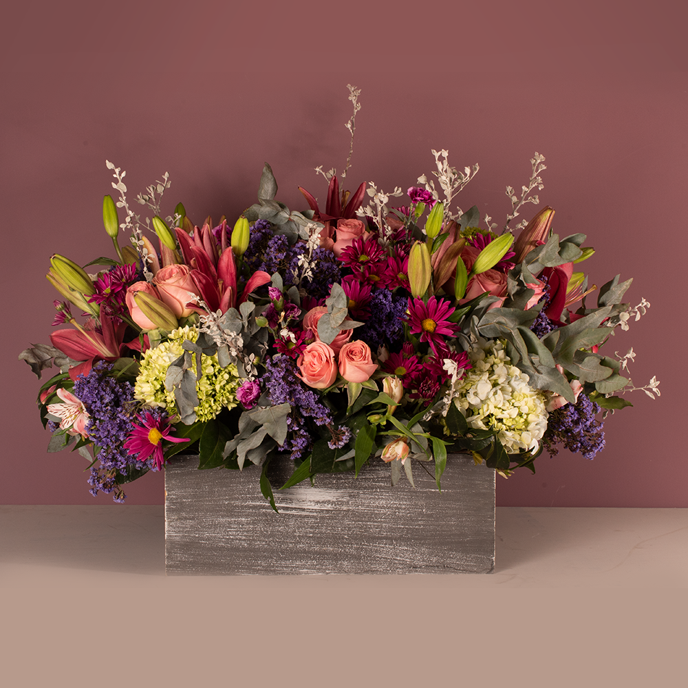 Caja rectangular de madera con 24 rosas de colores. A domicilio en CDMX 