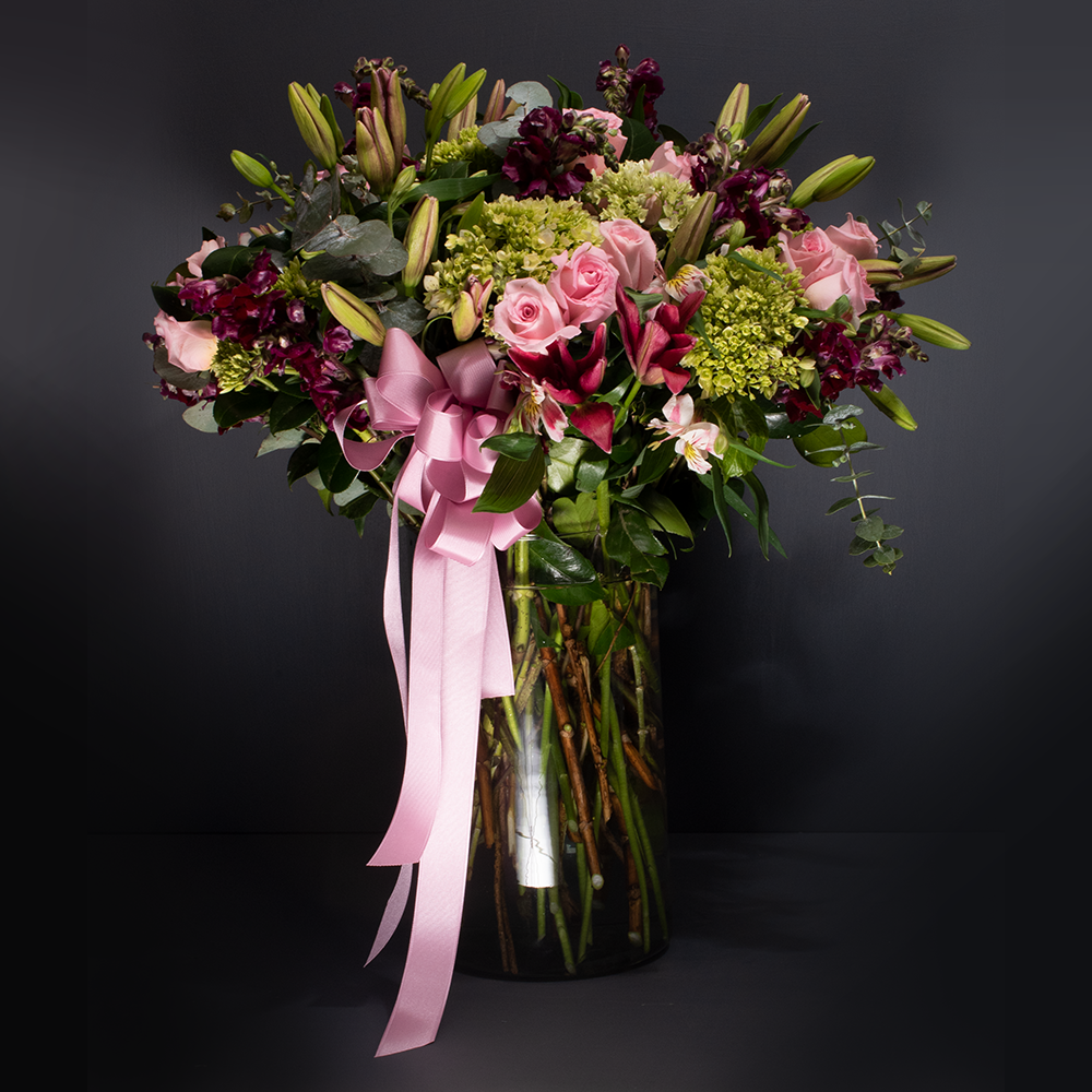 Florero de vidrio multi floral con 24 rosas a domicilio en CDMX.