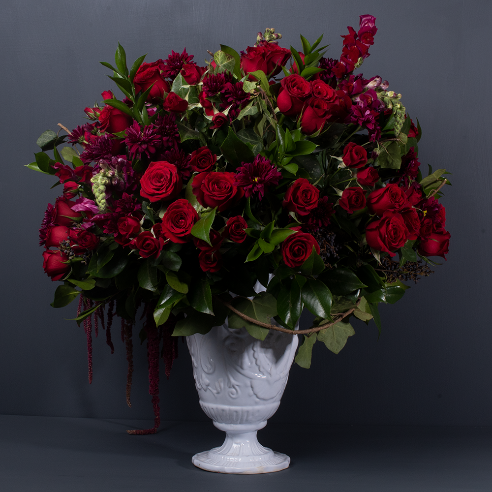 Copon de Cerámica blanca labrada con 100 rosas rojas y flores complementarias a domicilio en CDMX.